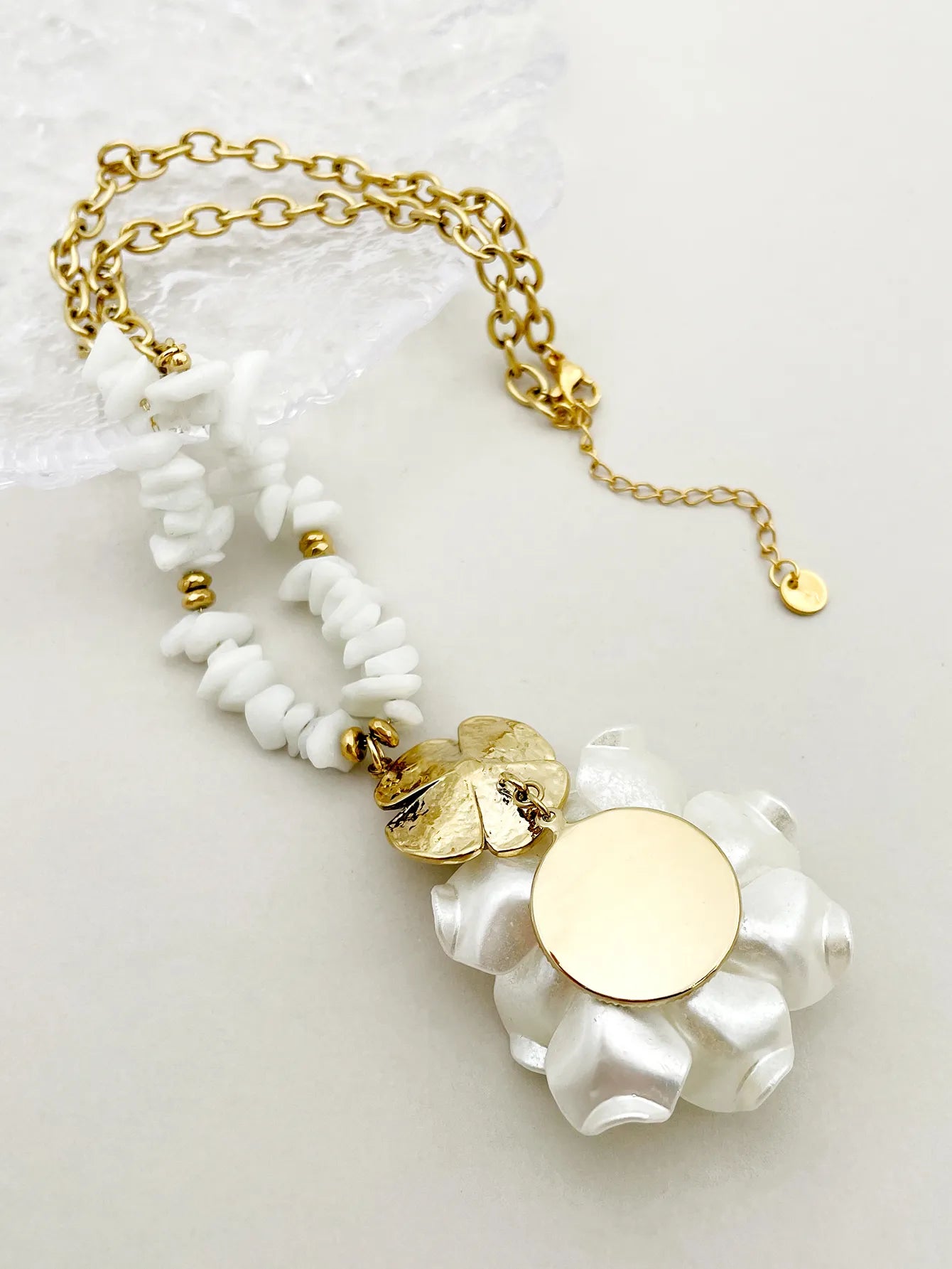 Collar flor de concha | dorado