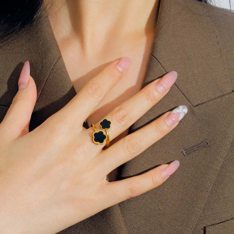 Anillo con flores negras | ajustable