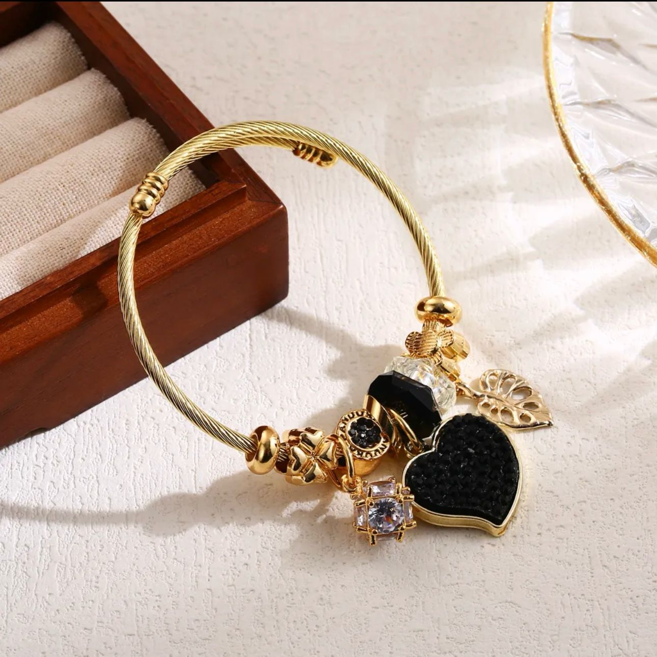 Bangle con charms | Charms negros o rojos