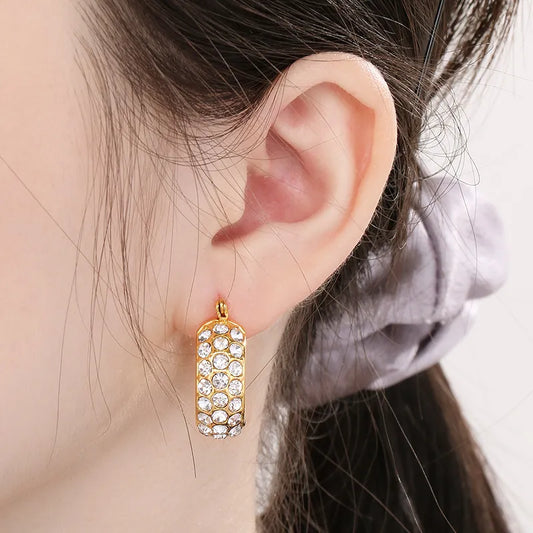 Aretes Huggie Hoops con zirconias | dorado