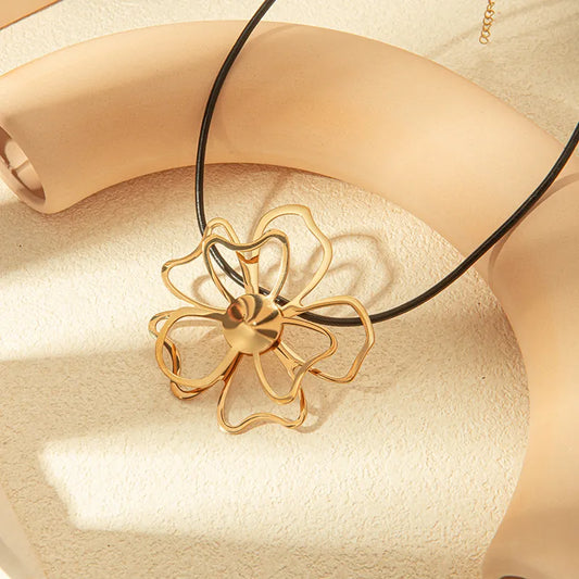 Collar Flor Sofia | negro y dorado
